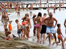 Famiglie con bambini sulla spiaggia di Grado
