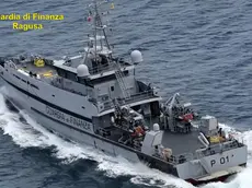 Soldi in cambio del trasbordo, l'11 settembre del 2020, di 27 migranti dalla nave danese Maersk Etienne, che li aveva soccorsi 37 giorni prima, sulla Mare Jonio operante per conto della Mediterranea saving humans-aps. E' l'ipotesi della Procura di Ragusa che ha disposto perquisizioni a Trieste, Venezia, Palermo, Bologna, Lapedona (FM), Mazara Del Vallo (TP), Montedinove (Ap) e Augusta (SR). Per l'accusa il trasbordo sarebbe avvenuto "dopo la conclusione di un accordo di natura commerciale tra le società armatrici delle due navi, in virtù del quale" quella "della Mare Jonio ha percepito un ingente somma quale corrispettivo", 01 marzo 2021. Le indagini sono state affidate a un gruppo interforze composto da militari del nucleo Pef della Guardia di finanza di Ragusa e da poliziotti della Squadra Mobile della Questura del capoluogo Ibleo e da personale della sezione Operativa Navale delle Fiamme gialle di Pozzallo e della Capitaneria di Porto - Guardia Costiera di Pozzallo. ANSA / us GdF +++ ANSA PROVIDES ACCESS TO THIS HANDOUT PHOTO TO BE USED SOLELY TO ILLUSTRATE NEWS REPORTING OR COMMENTARY ON THE FACTS OR EVENTS DEPICTED IN THIS IMAGE; NO ARCHIVING; NO LICENSING +++