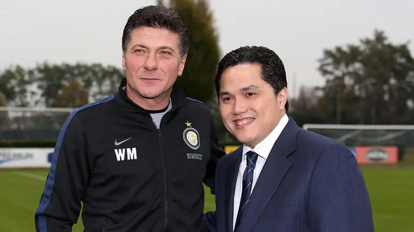 +++ OBBLIGATORIO CITARE CREDIT WWW.INTER.IT +++ Erick Thohir (D) con l'allenatore dell'Inter, Walter Mazzarri, alla Pinetina, Appiano Gentile (Como), in una immagine del 14 novembre 2013. ANSA/WWW.INTER.IT ++ NO SALES, EDITORIAL USE ONLY ++