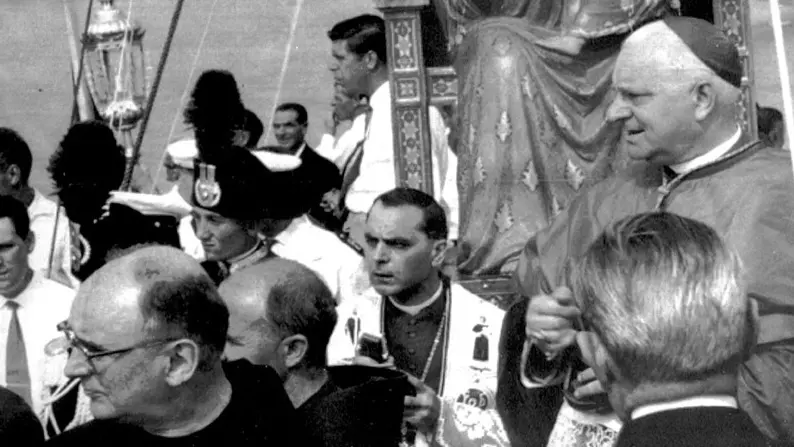 BOEMO - il cardinale Urbani e monsignor Silvano Fain davanti alla statua della Madonna di Barbana trasportata a Grado
