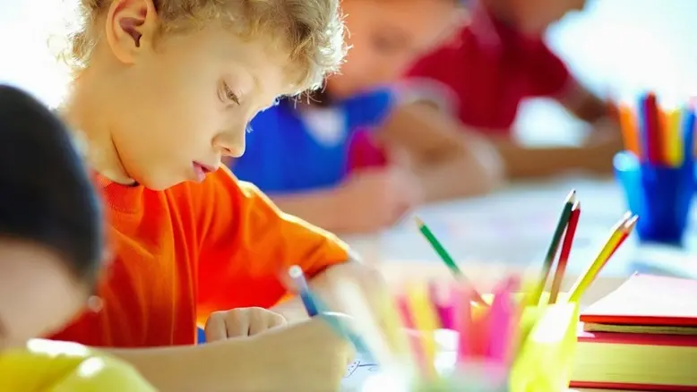 Bambini a scuola in una foto di repertorio