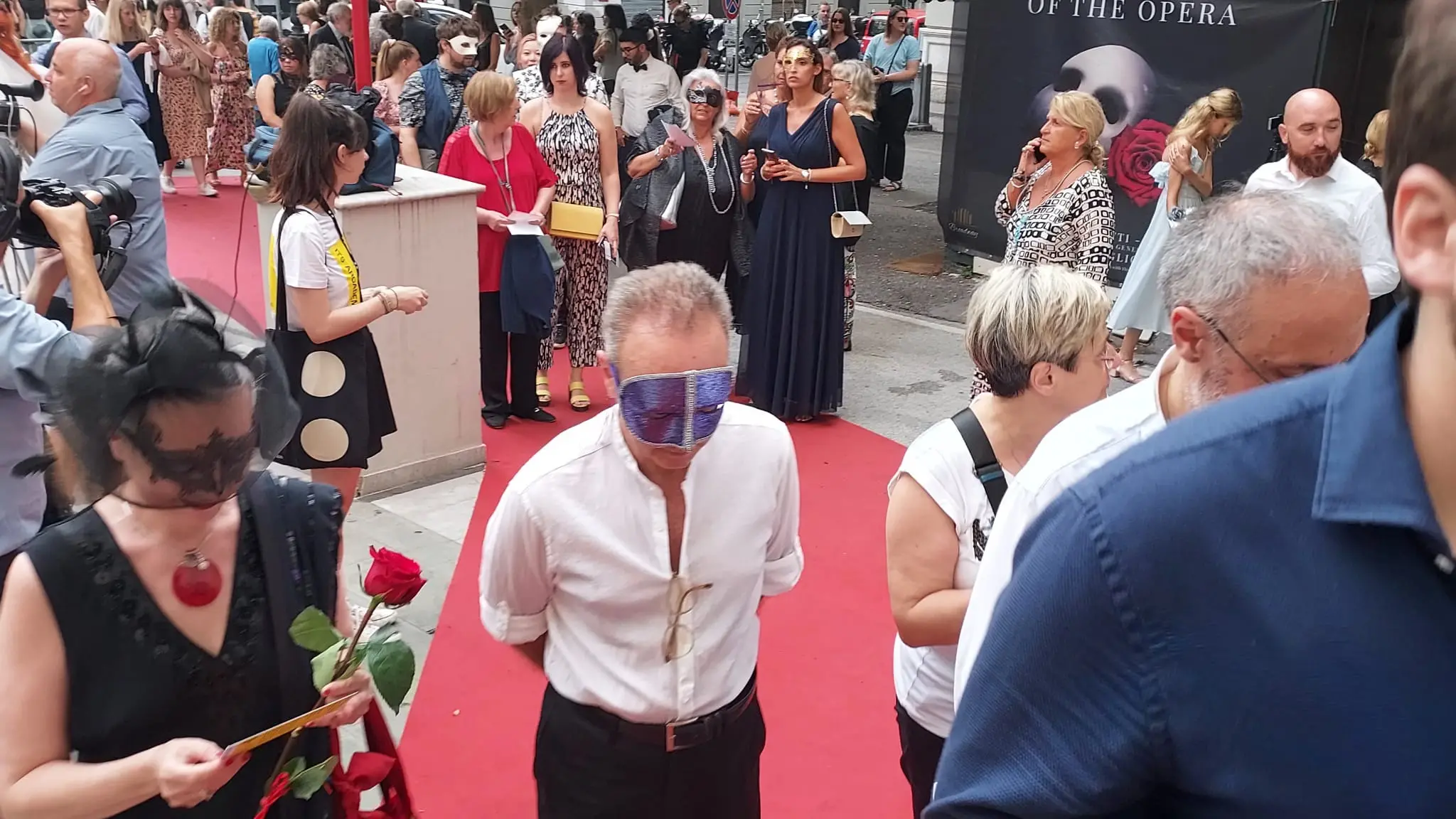 Al teatro Rossetti di Trieste va in scena la serata “Masquerade: A night at the Opera”, che invita gli ospiti a onorare il musical con maschera e dress code. Una serata tra maschere, rose rosse, ribolla e gelato nel foyer, poi la festa al Salone degli Incanti. Nelle foto di Francesco Bruni, alcuni dei partecipanti