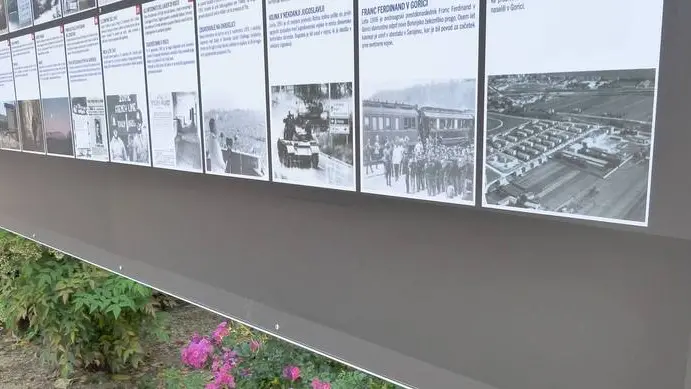 Bumbaca Gorizia 19_06_2019 tabellone Isonzo Soca ai giardini pubblici con pubblicità oscurata © Fotografia di Pierluigi Bumbaca