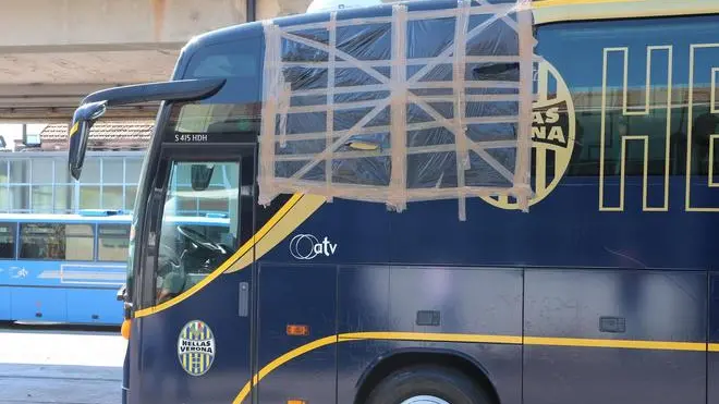 Il pullman della squadra del Verona con il vetro rotto dopo la trasferta di Roma a Verona, 2 settembre 2013 . ''Il pullman della Squadra del Verona è stato colpito ieri sera con un lancio da lontano. I tifosi non sono mai arrivati a ridosso del mezzo colpito''. E' quanto sottolinea la Questura di Roma, in merito al danneggiamento del pullman della Squadra del Verona, che è stata costretta a trascorrere la notte in un albergo nella Capitale. Dunque, secondo la questura della capitale, i sassi sono stati lanciata da distanza e non c'e' stato ''alcun contatto con il mezzo che trasportava la squadra'' Ansa/ Filippo Venezia