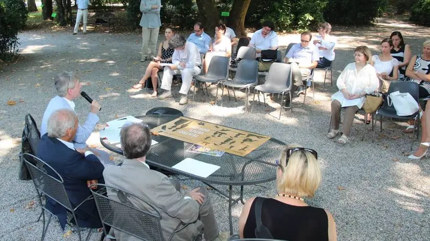 Le anticipazioni della nuova stagione teatrale nel giardino del municipio (Bumbaca)