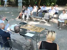 Le anticipazioni della nuova stagione teatrale nel giardino del municipio (Bumbaca)