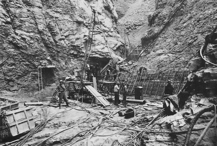 Al lavoro ai piedi della diga, sul greto del Vajont (foto Sade)