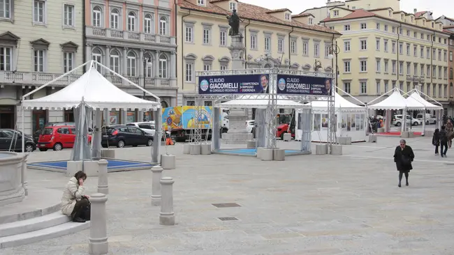 Lasorte Trieste 04/04/13 - Piazza della Borsa, Gazebo Elezioni Regionali