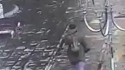 Luca Dolce, il triestino arrestato a Bordighera, nel fotogramma, l’uomo poco prima della cattura