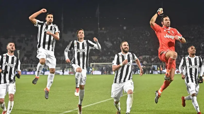 Players of Juventus celebrate the victory at the end of the Italian Serie A soccer match ACF Fiorentina vs Juventus at Artemio Franchi stadium , in Florence ,Italy 9 February 2018 ANSA/MAURIZIO DEGL ' INNOCENTI