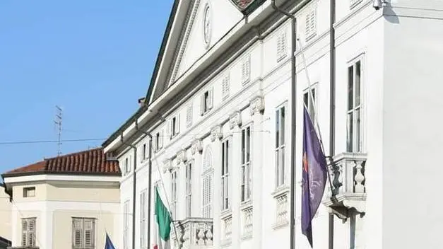 Bumbaca Gorizia 10.07.2016 Piazza Municipio, fioriere e Municipio © Fotografia di Pierluigi Bumbaca