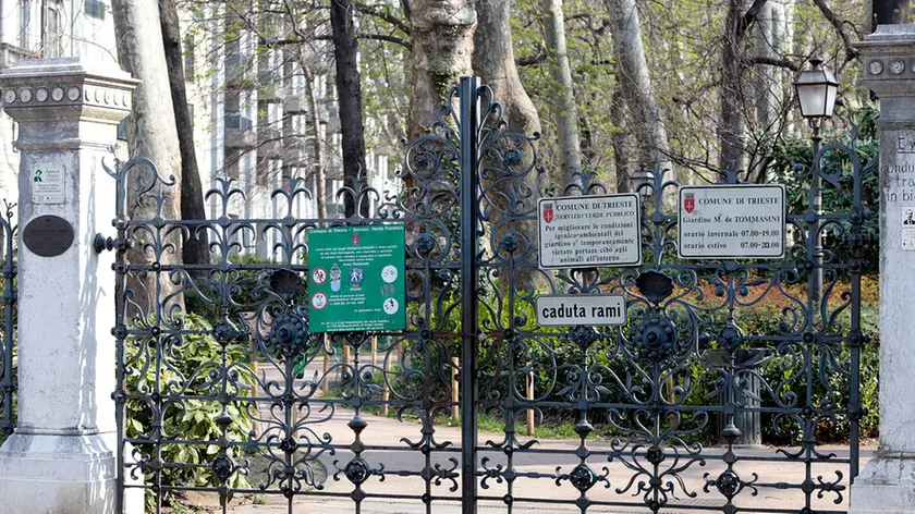 Il giardino pubblico chiuso in una foto di repertorio