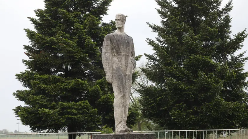 Bumbaca Gorizia 28.04.2019 Statua Duca d'Aosta Aeroporto © Fotografia di Pierluigi Bumbaca