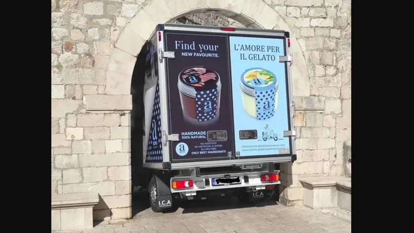 Il camion incastrato in una foto del Dubrovački.hr