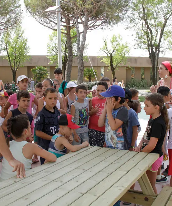 I piccoli riuniti all’interno del nuovo parco giochi (foto Katia Bonaventura)