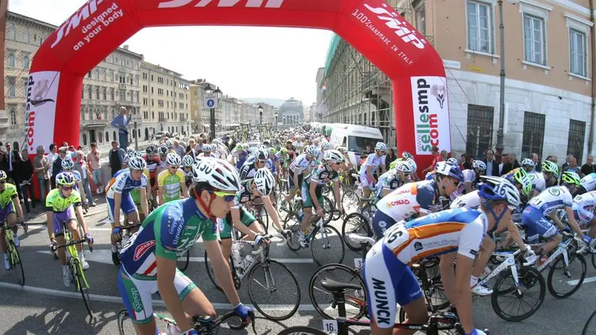 Lasorte Trieste 02/05/12 - Piazza Ponterosso, Ciclismo, Partenza Giro FVG Dilettanti