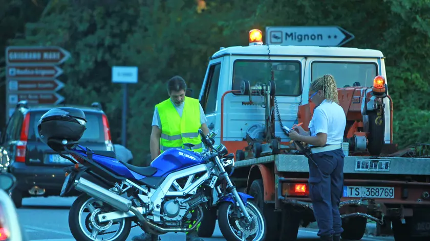 La scena dell'incidente a Grignano (foto Andrea Lasorte)