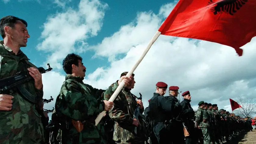 Militanti dell’Uck: alcuni guerriglieri durante una cerimonia in una foto d’archivio