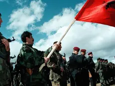 Militanti dell’Uck: alcuni guerriglieri durante una cerimonia in una foto d’archivio