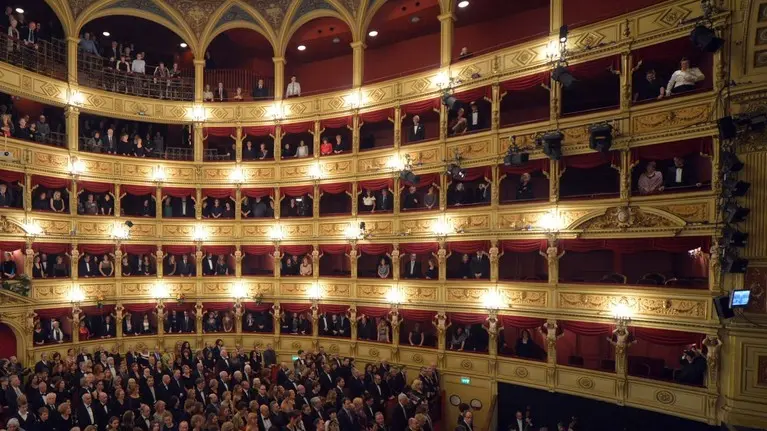 Il teatro Verdi affollato durante una rappresentazione