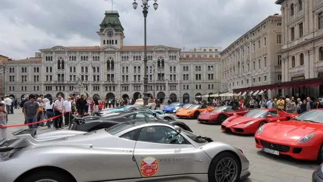 Foto BRUNI TRieste 30 05 10 Donne e motori in piazza Unità