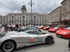 Foto BRUNI TRieste 30 05 10 Donne e motori in piazza Unità