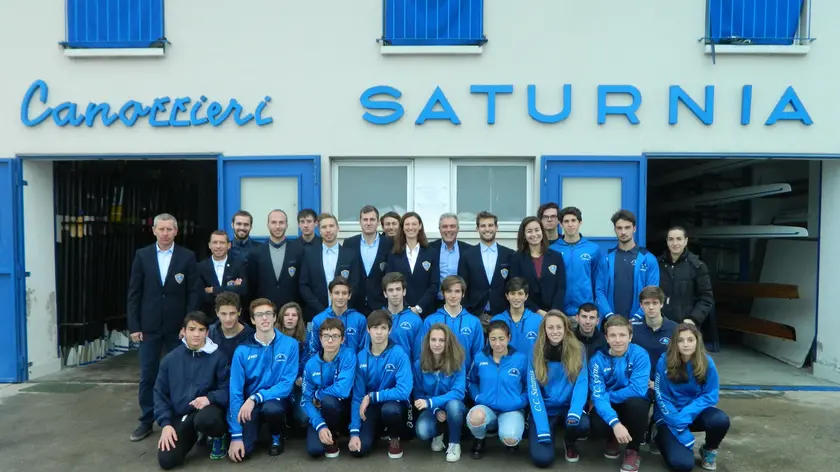 Foto di gruppo per gli atleti agonistici, i tecnici e i dirigenti del Circolo Canottieri Saturnia