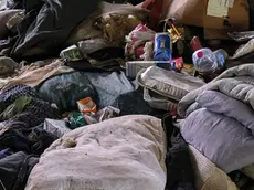 Gli interni del Silos nel giorno dello sgombero con rifiuti di ogni genere
