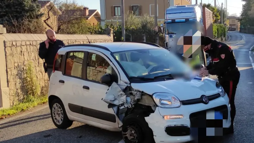 La Fiat Panda ammaccata dopo la carambola contro i muretti nei pressi della Posta di Aurisina