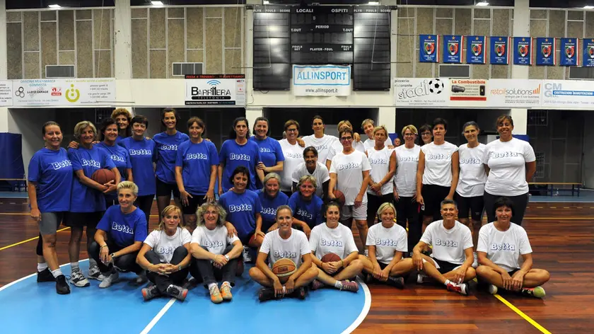 Foto di gruppo per le protagoniste della partita tra le amiche e ex compagne di squadra di Betta (Foto Bruni)