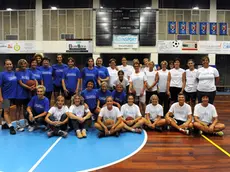 Foto di gruppo per le protagoniste della partita tra le amiche e ex compagne di squadra di Betta (Foto Bruni)