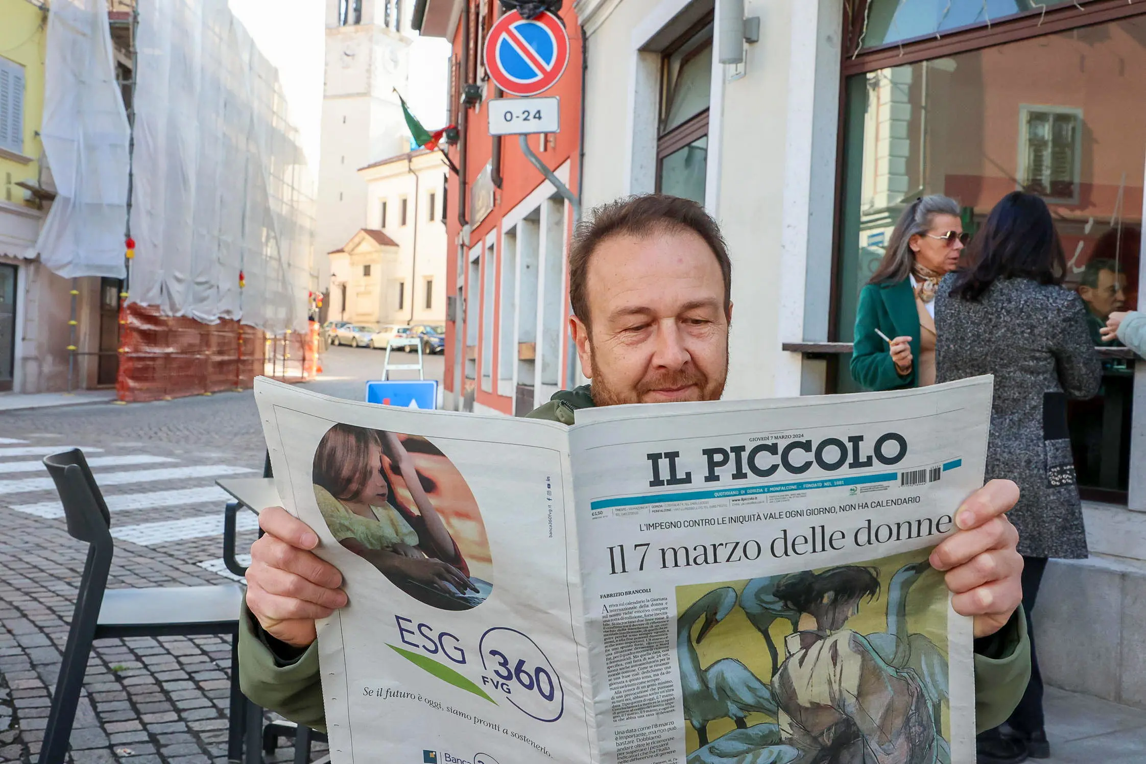 Bumbaca Gorizia 07-03-2024 Persone che leggono il Piccolo @Pierluigi Bumbaca fotografo