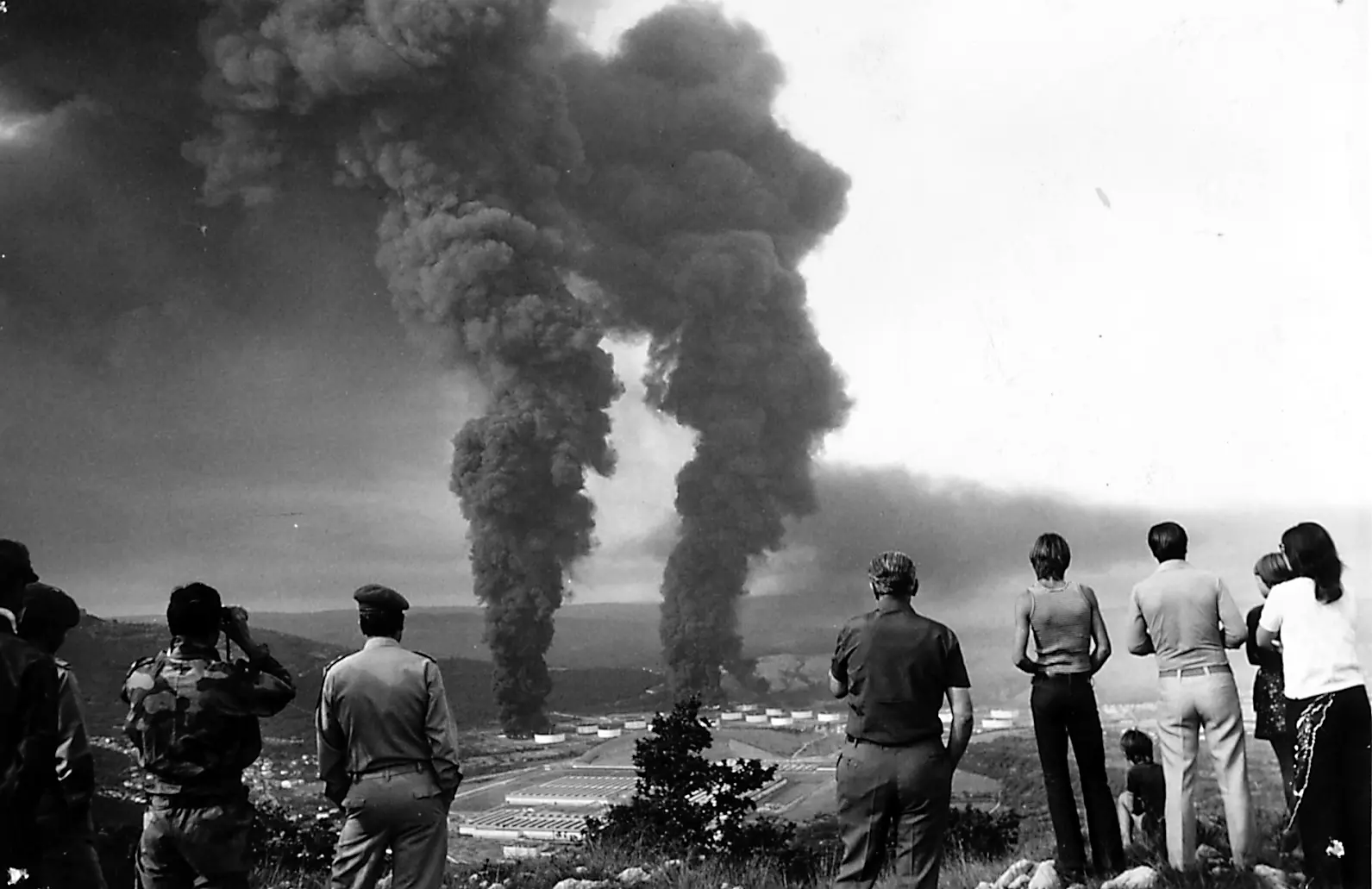 I serbatoi della Siot triestina devastati dall'incendio provocato dall'attentato dei terroristi di Settembre Nero il 4 agosto 1972