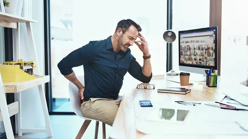 Dall’inizio della pandemia sono aumentate le persone colpite da mal di schiena: colpa dello smart working
