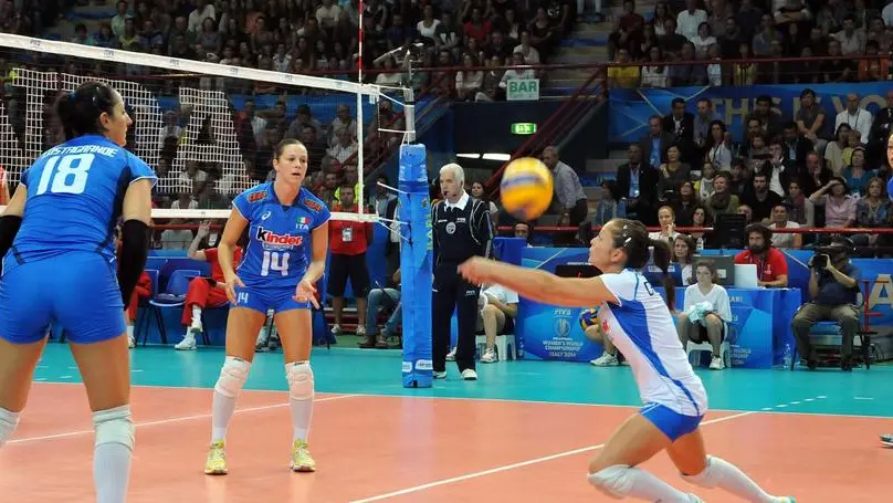 Italy's players saves a ball during women's volleyball world championship 2014 match between Italy and China at Palaflorio in Bari, 5 October 2014. ANSA/LUCA TURI