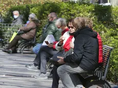 Panchine occupate, chiacchiere tra conoscenti e gruppetti di clienti davanti ai bar che servono caffè e bevande solo per asporto. Scene simili ieri c’erano un po’ in tutti i rioni di Trieste. Foto Bruni e Lasorte