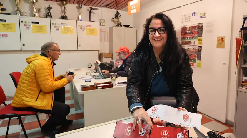 Nel fotoservizio Lasorte a sinistra la fila al Bar Capriccio, sopra il Centro di Coordinamento pronto ad accogliere i tifosi