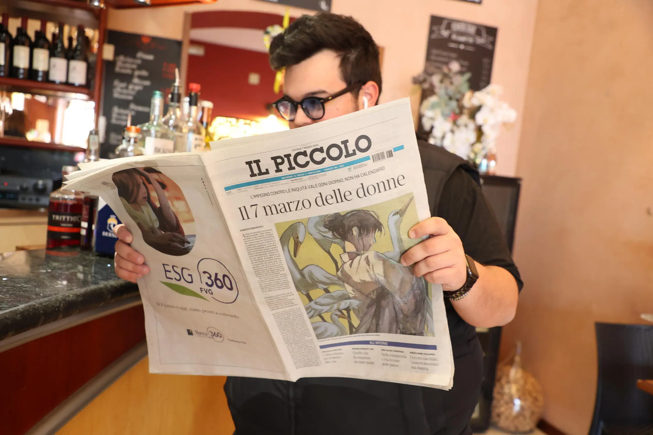 Bumbaca Gorizia 07-03-2024 Persone che leggono il Piccolo @Pierluigi Bumbaca fotografo