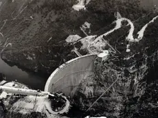 La diga dall’alto. Di fianco al camminamento, in costruzione, sulla destra si vede la cabina comandi (foto ditta Torno)