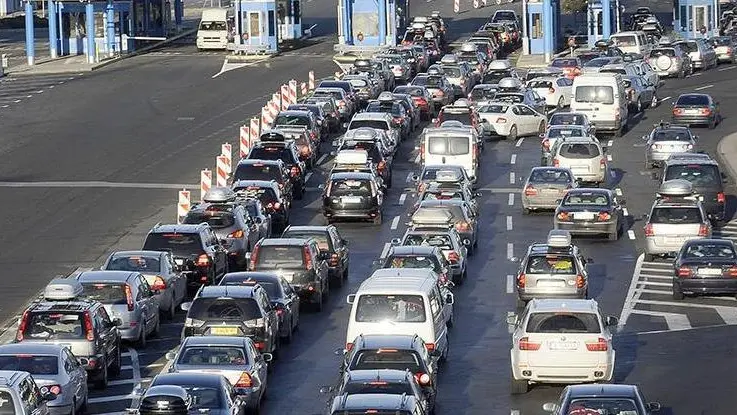 Traffico congestionato al confine autostradale tra Croazia e Slovenia nei pressi di Zagabria