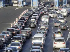 Traffico congestionato al confine autostradale tra Croazia e Slovenia nei pressi di Zagabria