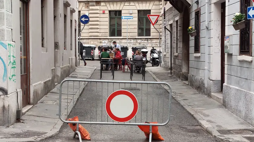 Via del Bastione chiusa al traffico e tavolini sulla strada. Foto Lasorte