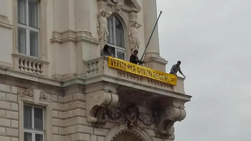 Il balcone del Palazzo del Lloyd, sede della Regione che si affaccia su piazza Unit?? a Trieste, dove ?? stato esposto lo striscione giallo di Amnesty International con la scritta "Verit?? per Giulio Regeni" a Trieste, 08 ottobre 2016..ANSA/FRANCESCO DE FILIPPO