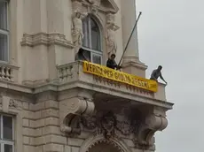 Il balcone del Palazzo del Lloyd, sede della Regione che si affaccia su piazza Unit?? a Trieste, dove ?? stato esposto lo striscione giallo di Amnesty International con la scritta "Verit?? per Giulio Regeni" a Trieste, 08 ottobre 2016..ANSA/FRANCESCO DE FILIPPO