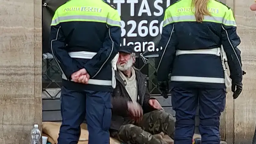 Lasorte Trieste 07/01/19 - Via Carducci, Polizia Locale con Clochard Mihai, Foto del 10.12.2018