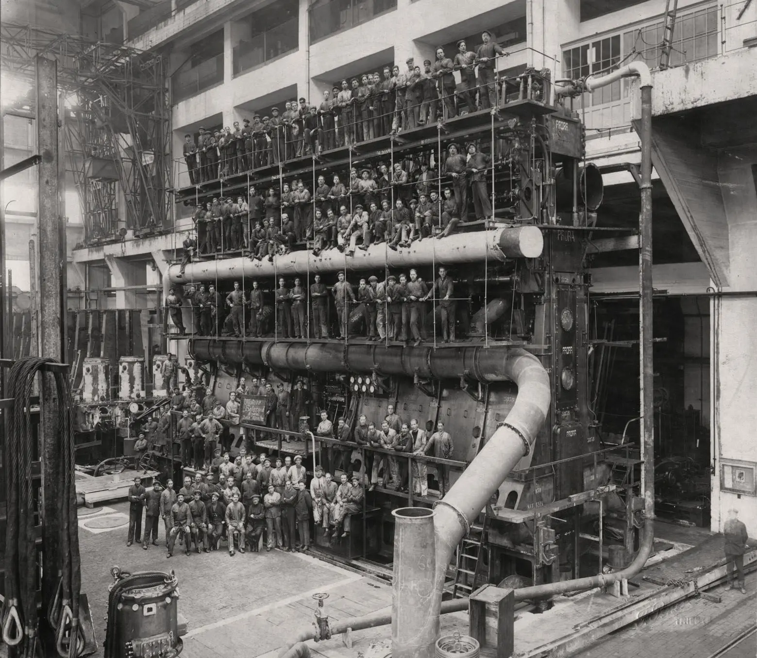Una delle suggestive immagini della mostra a Monfalcone: le maestranze al lavoro nel cantiere, all'epoca il primo del Mediterraneo