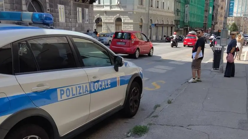 La Polizia locale sul luogo dell’incidente e, a destra, le strisce pedonali a pochi passi dalla scuola Suvich. La vittima sbalzata di 13 metri Foto Lasorte