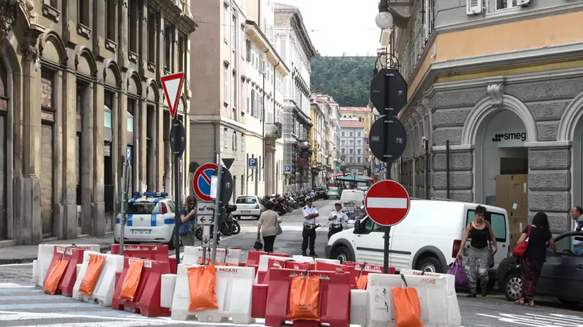 I nuovi cartelli stradali sistemati all'imbocco di via San Lazzaro (Lasorte)