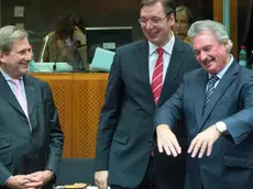 epa05069161 European Commissioner for European Neighbourhood Policy and Enlargement Negotiations Johannes Hahn (L), Serbian Prime Minister Aleksandar Vucic (C) and Foreign Minister of Luxembourg Jean Asselborn (R) at the start of an EU-Serbia intergovernmental accession conference, in Brussels, Belgium, 14 December 2015. EPA/STEPHANIE LECOCQ