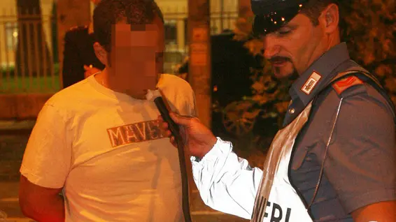 20080921 - ROMA - DIS - UBRIACHI ALLA GUIDA: MORTI E INCIDENTI PER COLPA DI ALCOL E COCAINA. Un uomo viene sottoposto al controllo dell'etilometro da una pattuglia dei carabinieri, in una immagine del 21 luglio 2007. ANSA/ARCHIVIO/CLAUDIO PERI/DRN